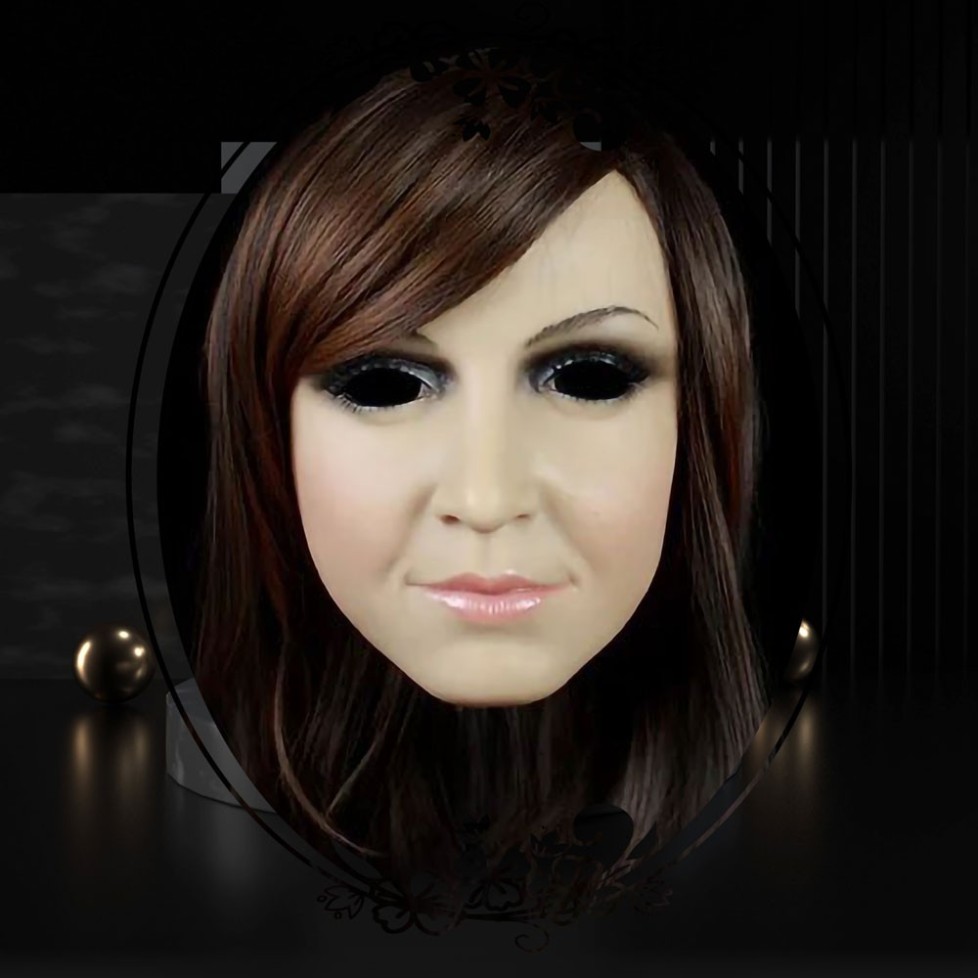 Masque féminin demi-tête, un visage réaliste Masque féminin demi-tête, un visage réaliste