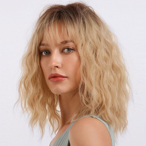 Perruque mi-longue ondulée. Un look tendance