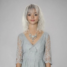 Perruque Mi-Longue Ondulée Gris Méché avec Frange – Racines Foncées