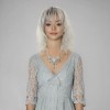 Perruque Mi-Longue Ondulée Gris Méché avec Frange – Racines Foncées